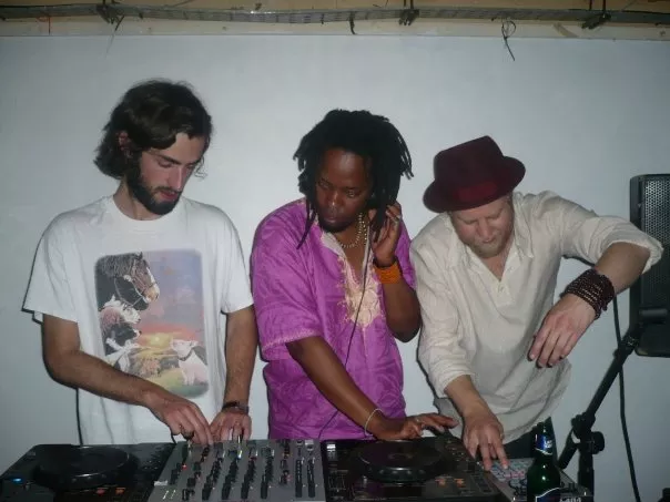 Illustration pour secousse-party-at-noting-hill-arts-club