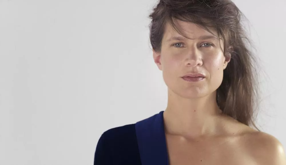 Illustration pour Camille dévoile un clip en réalité virtuelle pour son titre « Je ne mâche pas mes mots »