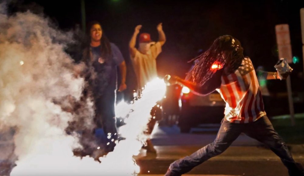 Illustration pour Le supergroupe Prophets of Rage balance un nouveau clip coup de poing réalisé par Michael Moore