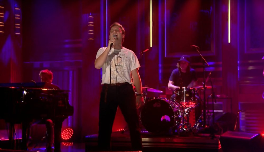 Illustration pour À voir&nbsp;: Mac DeMarco fait étalage de son talent sur le plateau de Jimmy Fallon