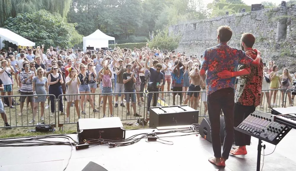 Illustration pour La Douve Blanche, électro de château