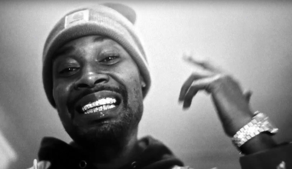 Illustration pour Danny Brown cuisine de l&rsquo;argent et un tas d&rsquo;autres trucs dans son dernier clip