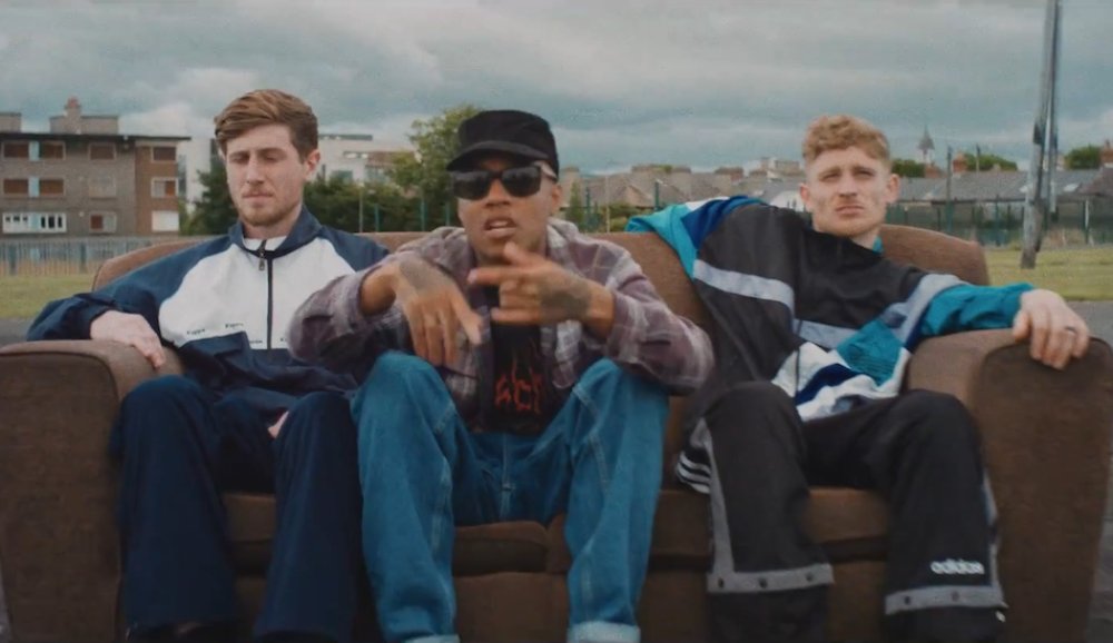 Illustration pour Rejjie Snow ramène son barbecue et un cheval sur un terrain vague dans son nouveau clip