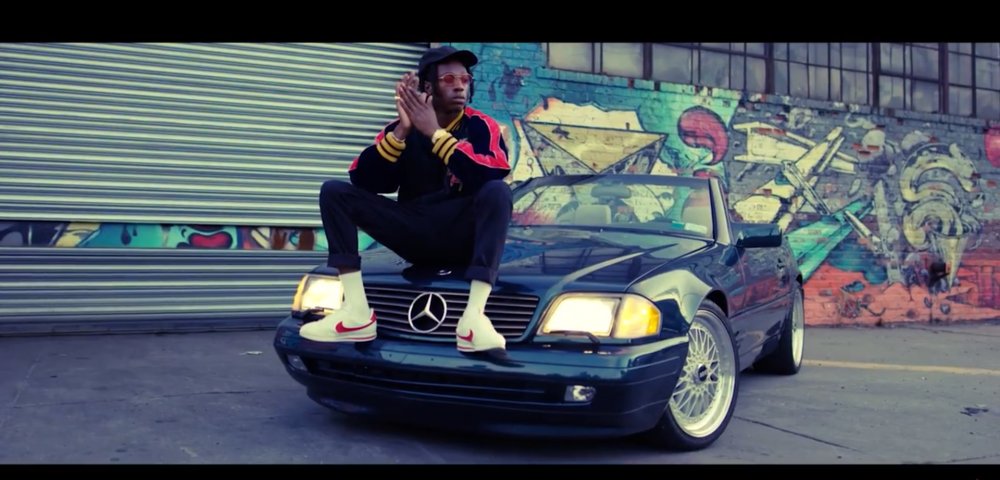 Illustration pour Joey Bada$$ se balade en Mercedes dans le clip de « 500 Benz »