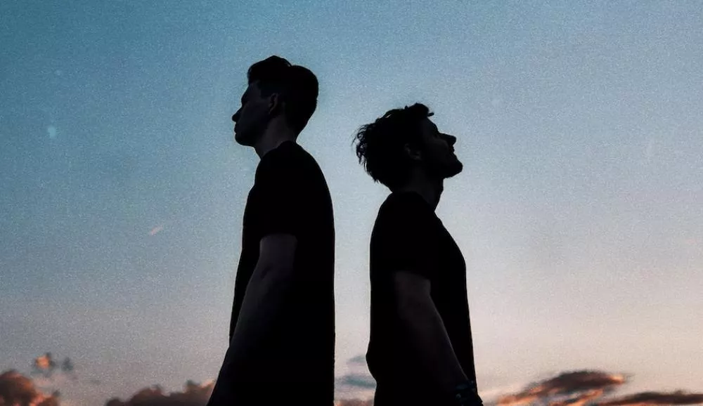 Illustration pour Isaac Delusion, Petit Biscuit et Møme s&rsquo;associent pour envoûter notre fin d&rsquo;été