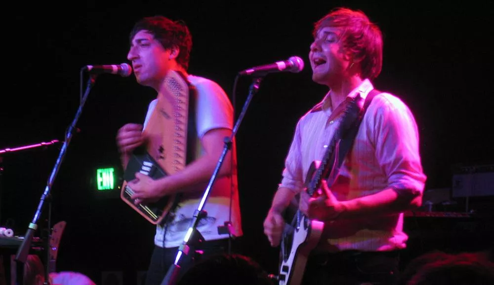 Illustration pour Grizzly Bear reçoit Clémence Poésy dans son nouveau clip perché « Mourning Sound »