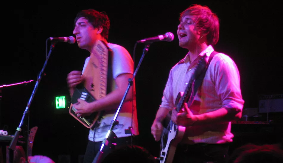 Illustration pour Grizzly Bear reçoit Clémence Poésy dans son nouveau clip perché « Mourning Sound »