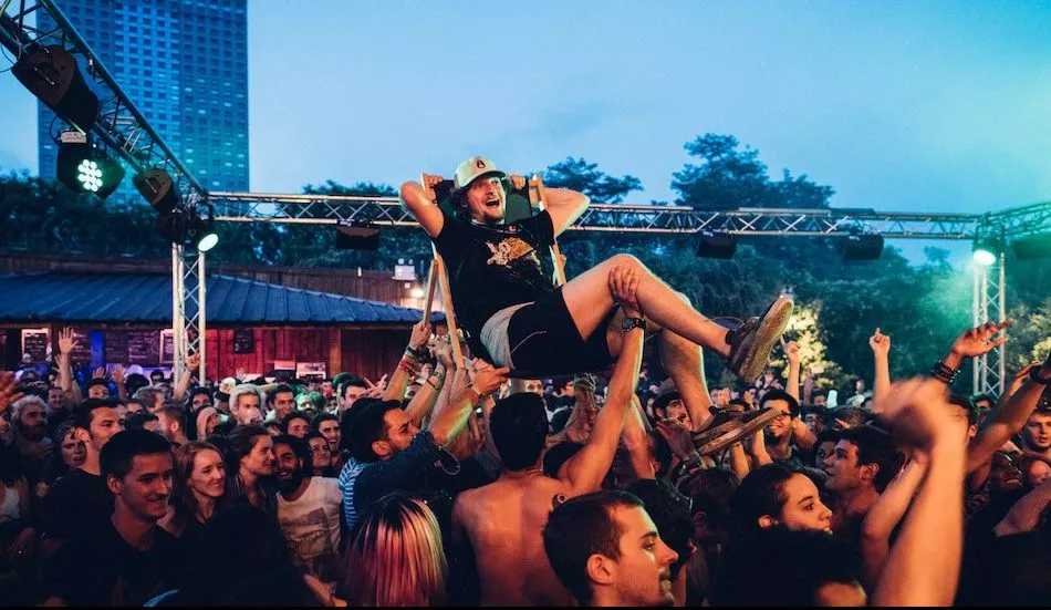 Illustration pour LaPlage de Glazart fête la fin de l&rsquo;été lors de sa Closing Party