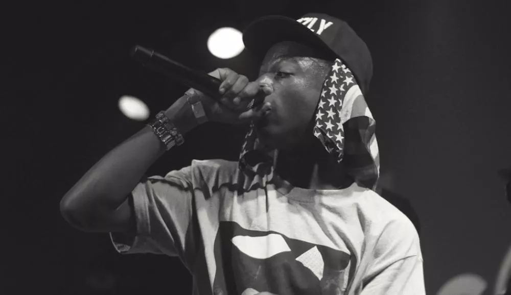 Illustration pour Joey Bada$$ regarde l&rsquo;éclipse sans lunettes et finit par annuler trois concerts de sa tournée