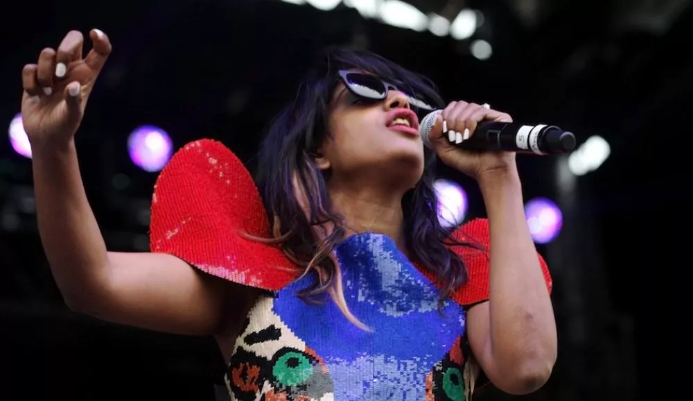 Illustration pour M.I.A. s&rsquo;essaye au dancehall avec « Load &lsquo;Em »