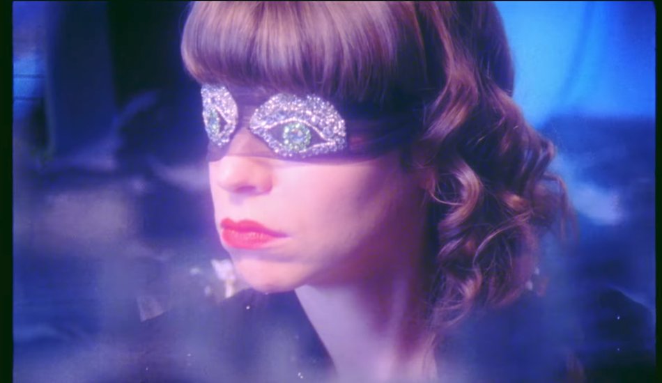 Illustration pour A voir&nbsp;: Nicolas Maury « apprivoisé » dans le nouveau clip de Calypso Valois