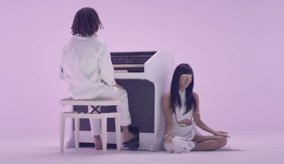 Illustration pour FKJ offre un clip au tout doux « Vibin&rsquo; Out with (((O))) »