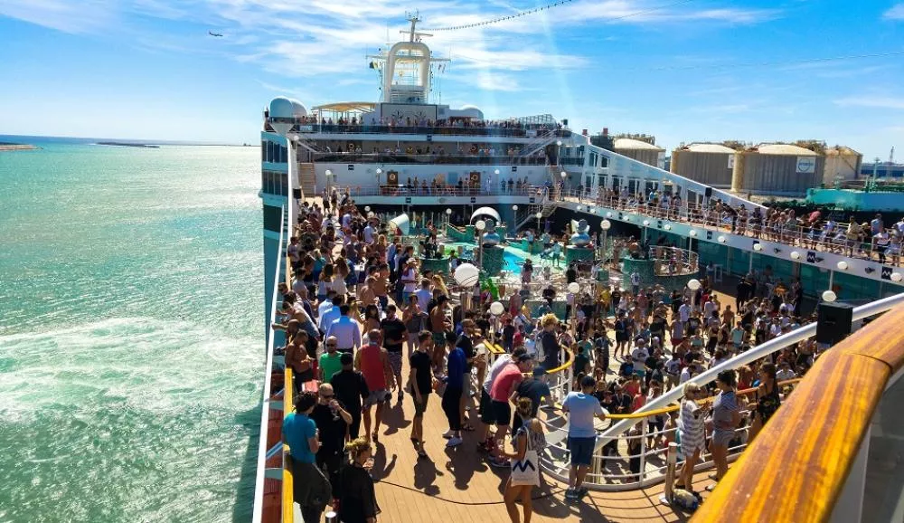 Illustration pour MDRNTY Cruise : journal de bord de la croisière la plus démontée de l’histoire