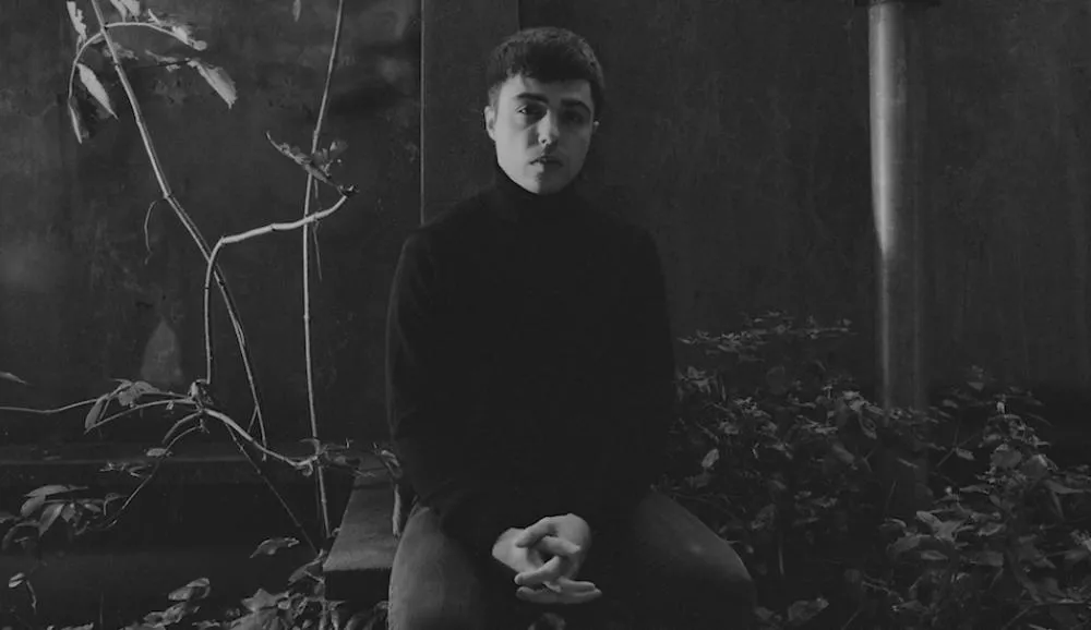 Illustration pour Exclu&nbsp;: Perez fait cohabiter techno et chanson française sur « Le Dernier Tube De l&rsquo;Été » remixé par Cardopusher