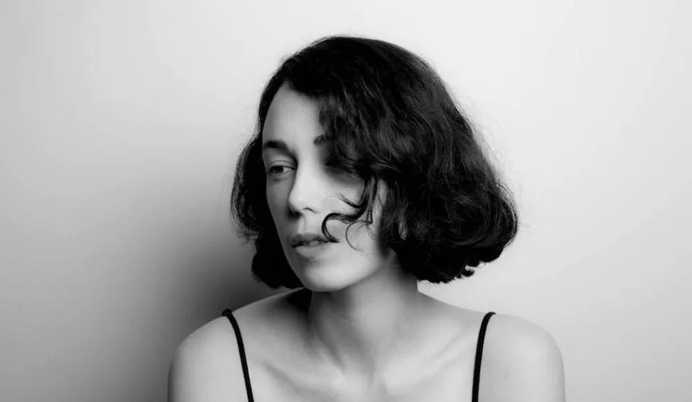 Illustration pour Kelly Lee Owens reprend « More Than A Woman » d&rsquo;Aaliyah