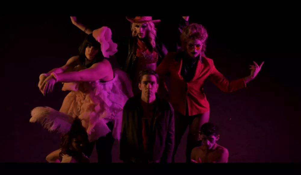 Illustration pour Dans son nouveau clip, Bagarre vous invite à danser (mais pas seul)