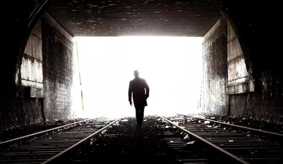 Illustration pour Le Spectre entre dans une maison hantée pour le clip « Why Her »