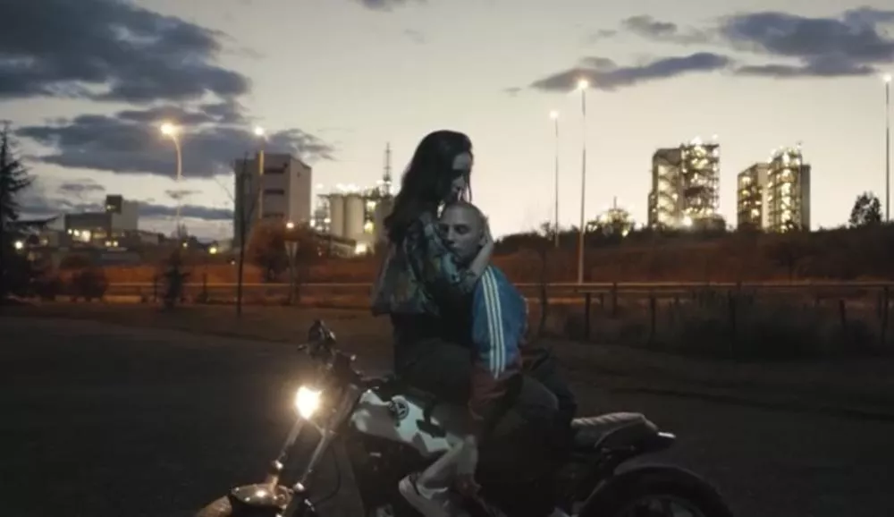 Illustration pour Anton Oak dévoile « Blare » avec un clip dont il est interdit de parler