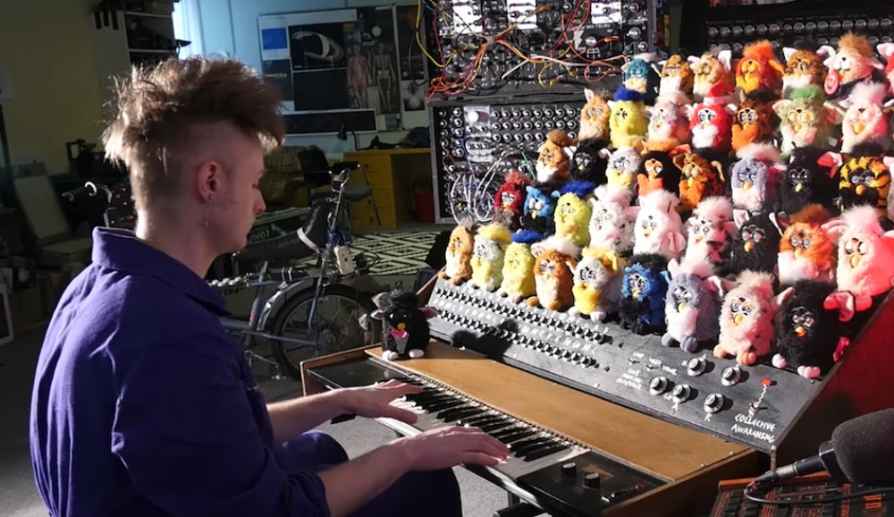 Illustration pour Look Mum No Computer a réussi à créer un orgue à Furbies