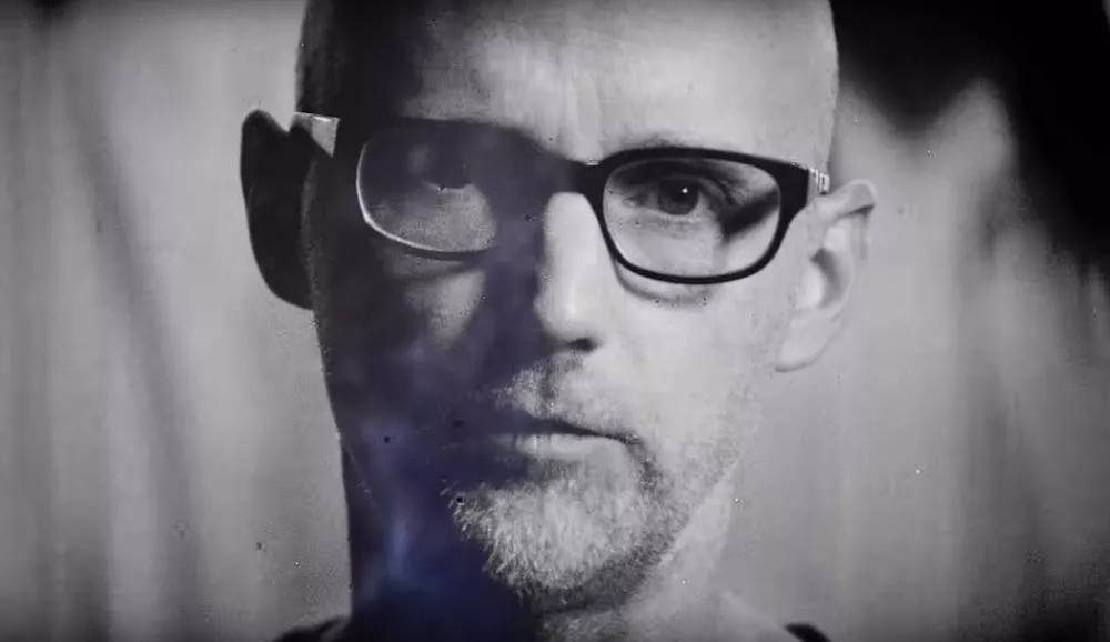 Illustration pour Moby voit l&rsquo;avenir en noir dans son nouveau clip
