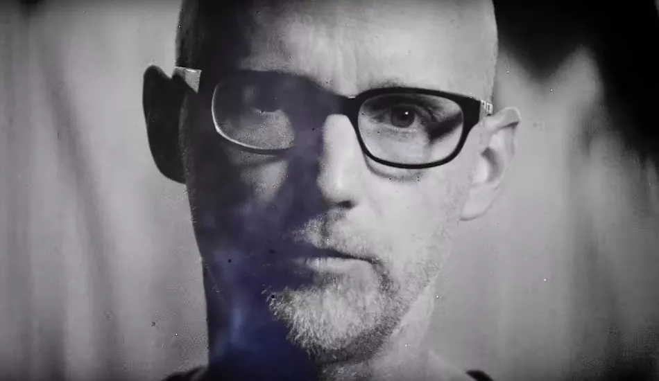 Illustration pour Moby voit l&rsquo;avenir en noir dans son nouveau clip