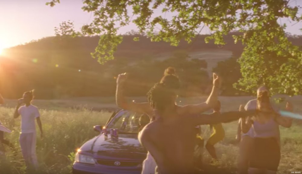 Illustration pour Liberté, égalité, fraternité dans le nouveau clip de The Blaze