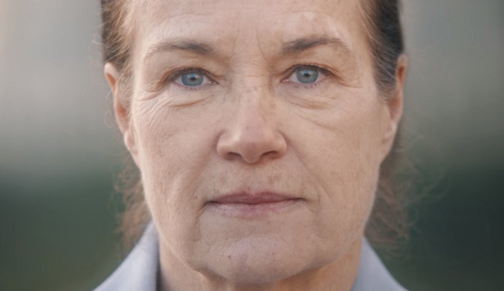 Illustration pour La réalisatrice Charlotte Abramow rend hommage à toutes les femmes en offrant un clip aux « Passantes » de Georges Brassens