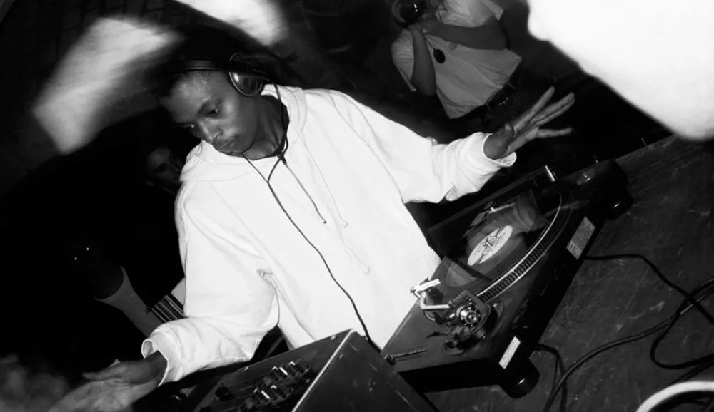 Illustration pour « Plastic Dreams »&nbsp;: un livre photo retraçant les plus belles heures des raves sortira à la fin du mois !