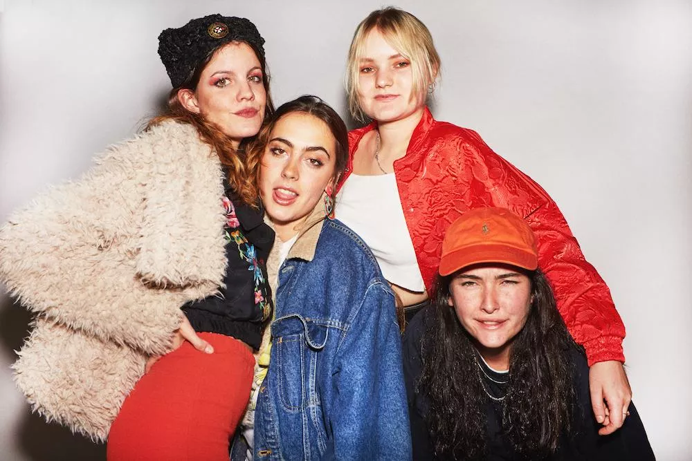 Illustration pour Madrid s&rsquo;agite avec le nouvel album de Hinds