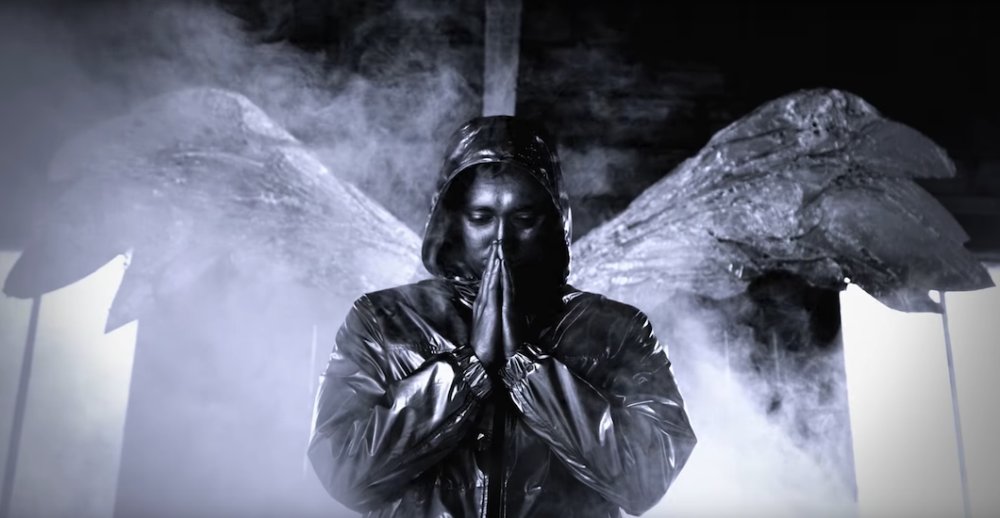 Illustration pour Vald voit le monde en « Gris » dans son nouveau clip