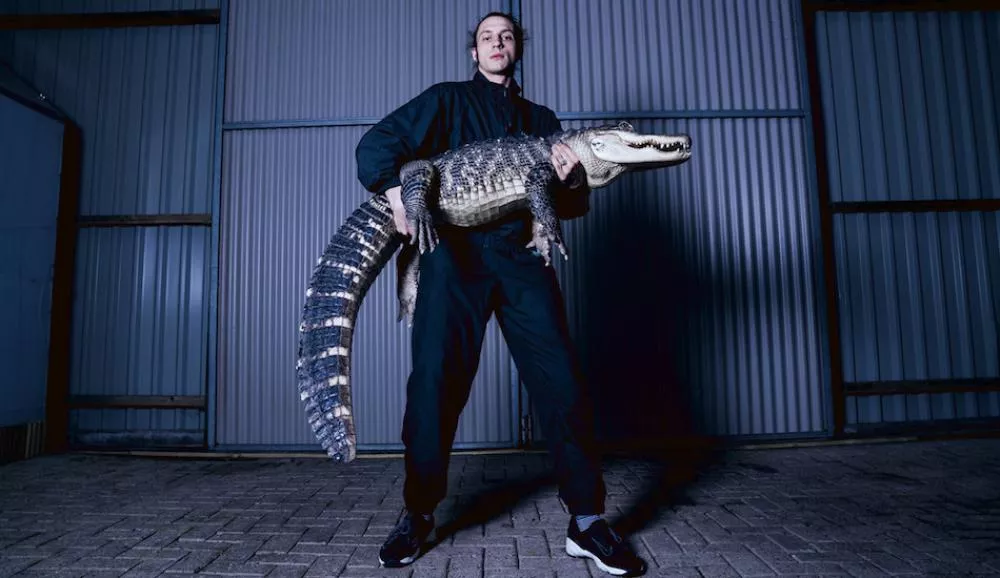 Illustration pour Roméo Elvis se transforme en crocodile dans son dernier clip