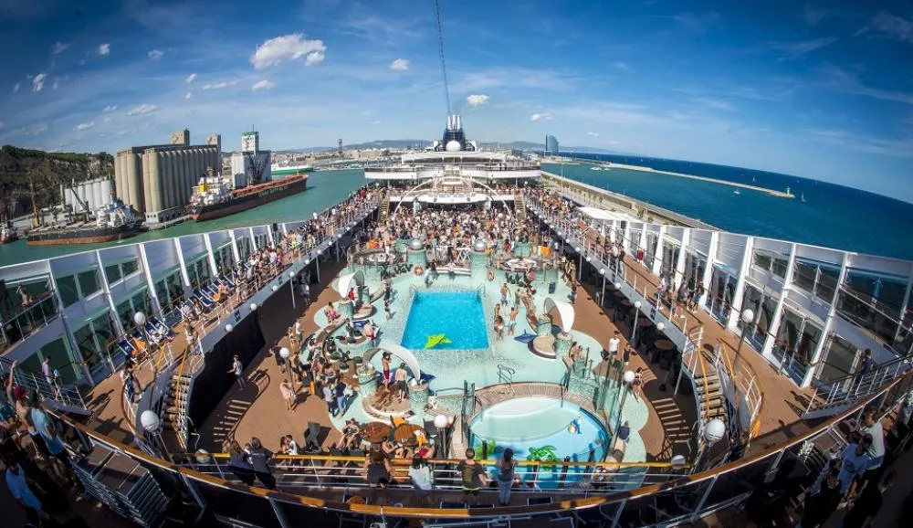 Illustration pour MDRNTY Cruise&nbsp;: Ricardo Villalobos, Stephan Bodzin et Apollonia sont sur un bateau&#8230;