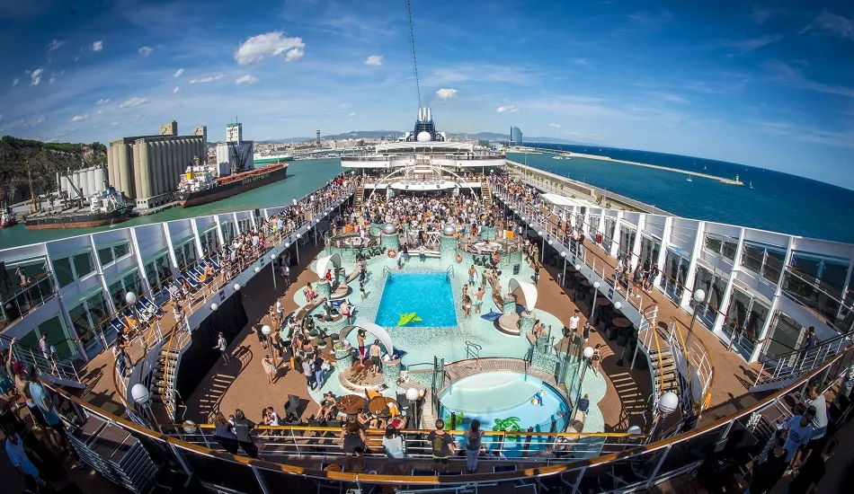 Illustration pour MDRNTY Cruise&nbsp;: Ricardo Villalobos, Stephan Bodzin et Apollonia sont sur un bateau&#8230;