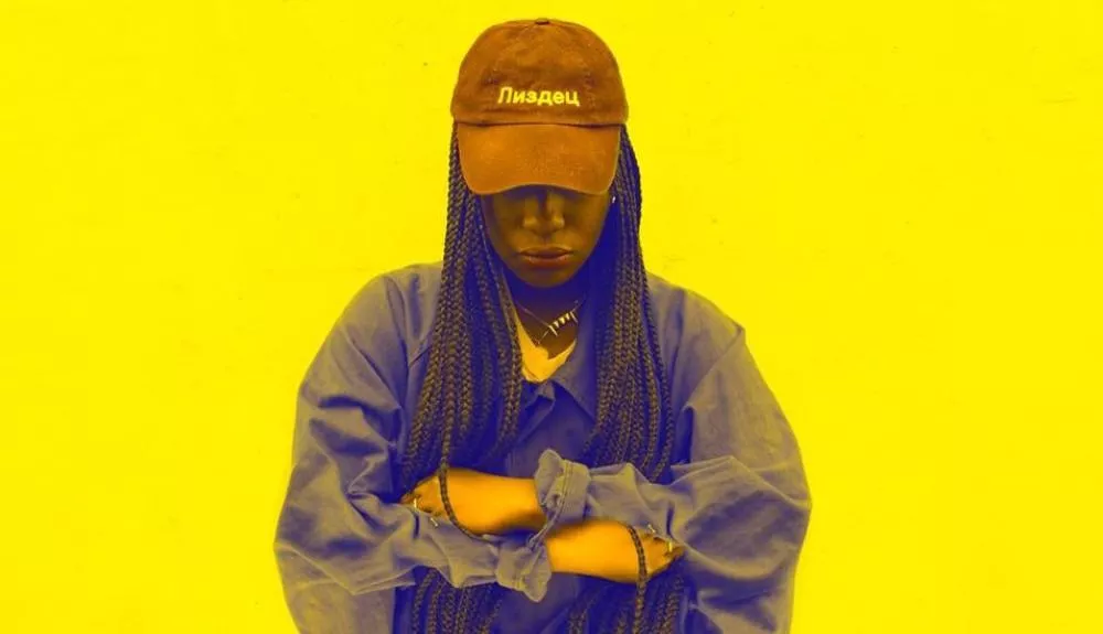 Illustration pour Tshegue continue de réinventer l&rsquo;afropunk dans son dernier clip