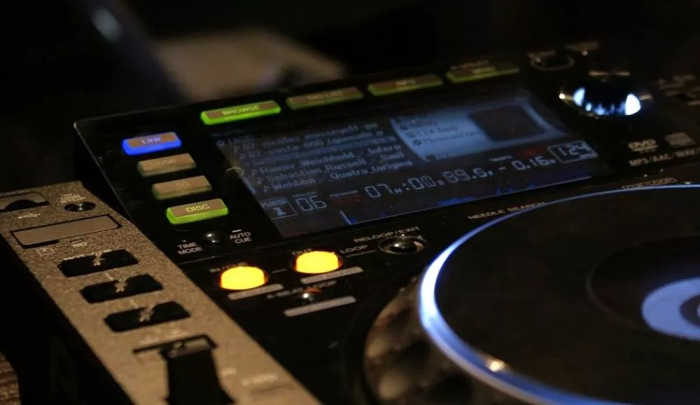 Illustration pour Un track joué en club, combien ça rapporte à son auteur ?