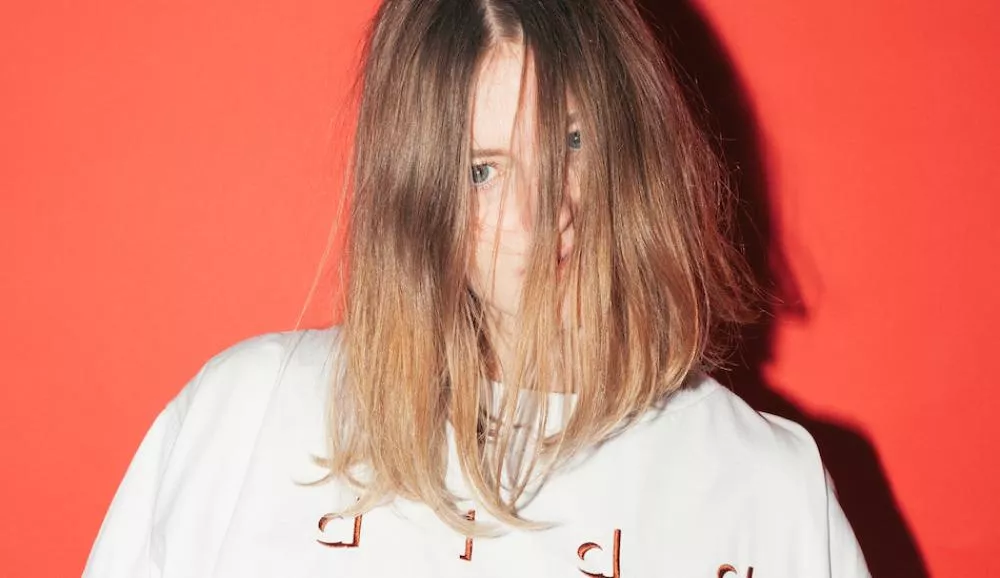 Illustration pour Exclu&nbsp;: Perel nous envoie dans le cosmos avec son clip « Alles »