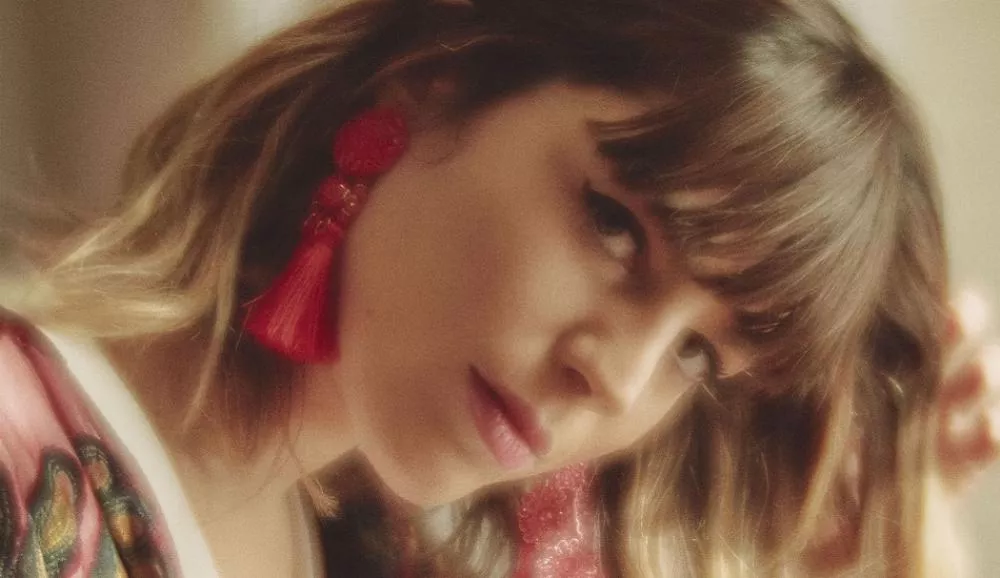 Illustration pour Melody&rsquo;s Echo Chamber est de retour avec un single psychédélique et complètement barré