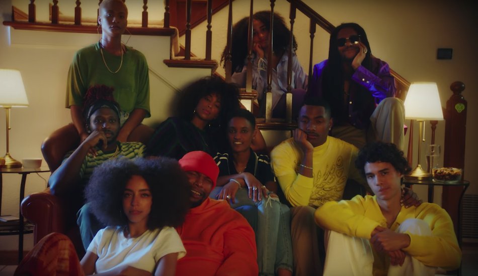 Illustration pour The Internet déclare sa flamme dans le clip de « Come Over »