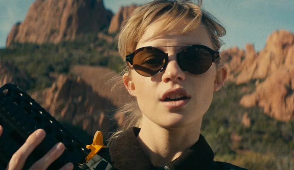 Illustration pour Guns, réseaux et paraître dans « La Thune », le nouveau clip d&rsquo;Angèle