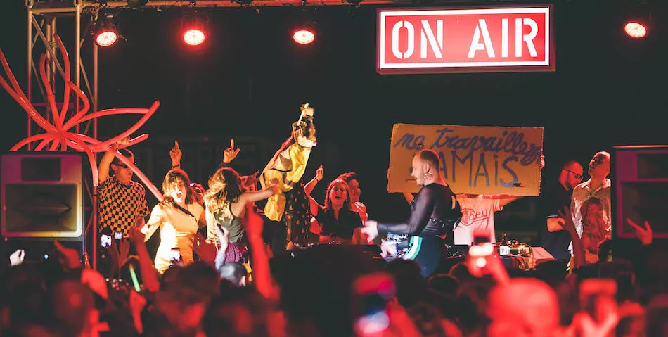 Illustration pour Performance Paillettes