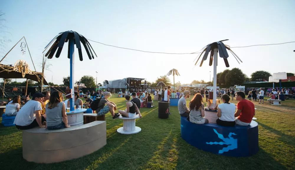 Illustration pour Au Foin De La Rue&nbsp;: bienvenue dans la jungle mayennaise