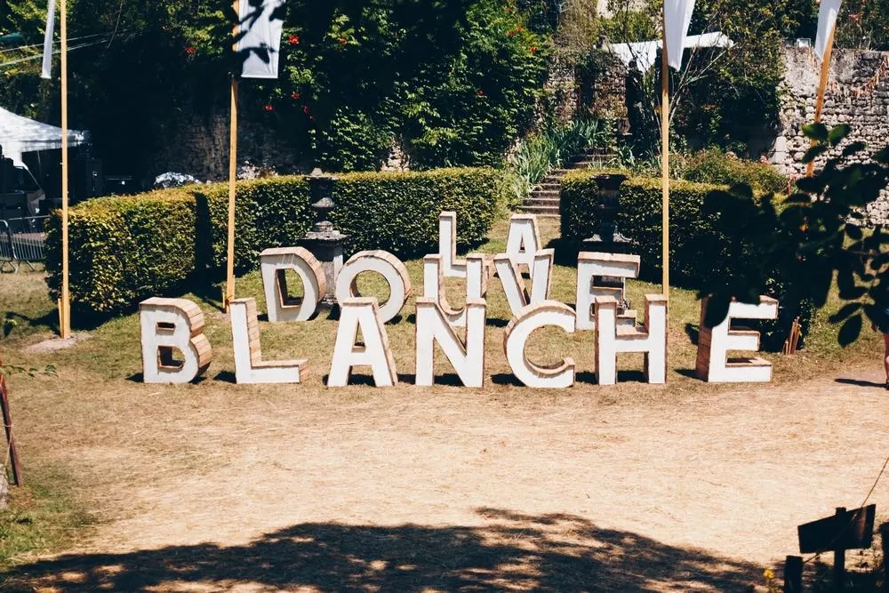 Illustration pour douve blanche