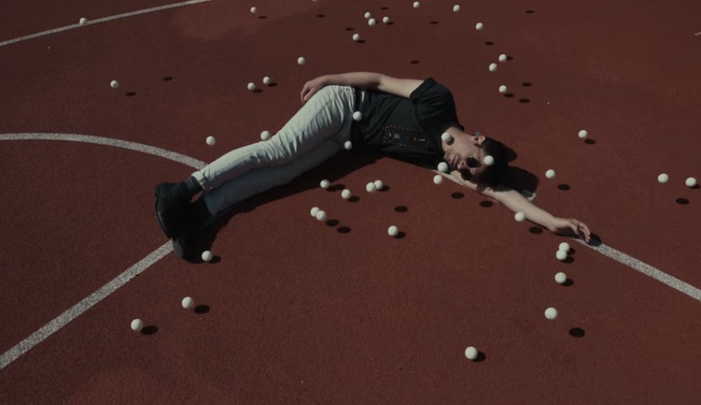 Illustration pour En écoute&nbsp;: O maîtrise l&rsquo;art de la chute dans son clip « A Terre »