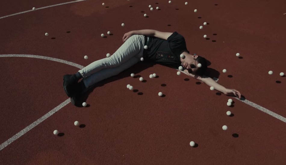 Illustration pour En écoute&nbsp;: O maîtrise l&rsquo;art de la chute dans son clip « A Terre »
