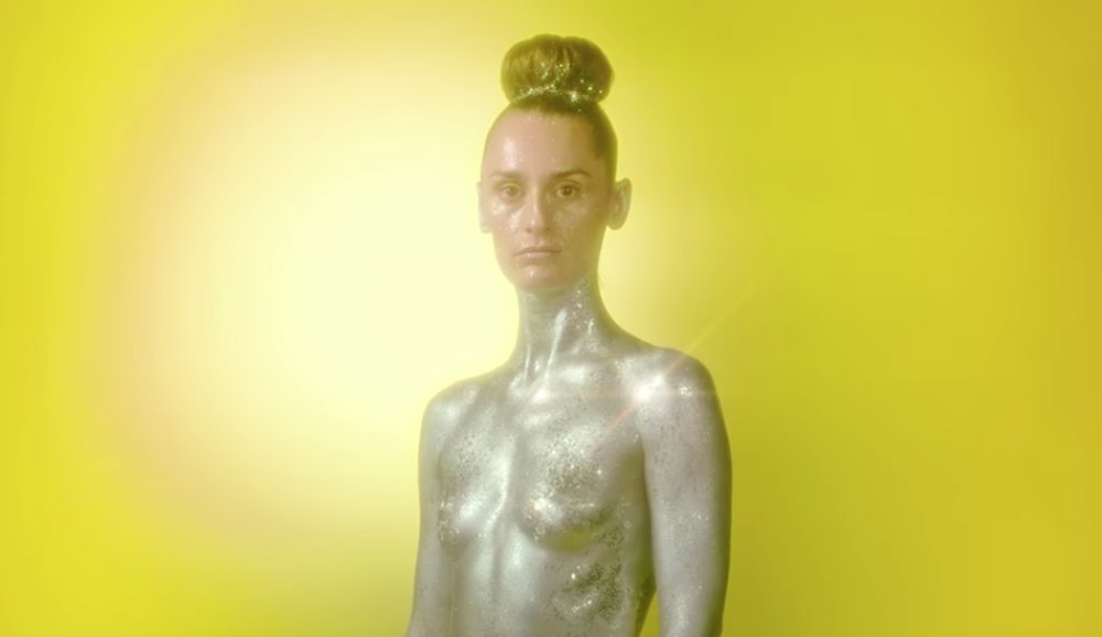 Illustration pour Tsugi Daily&nbsp;: Yelle dévoile le clip de « OMG!!! », condensé de soleil, paillettes et rongeurs&#8230;