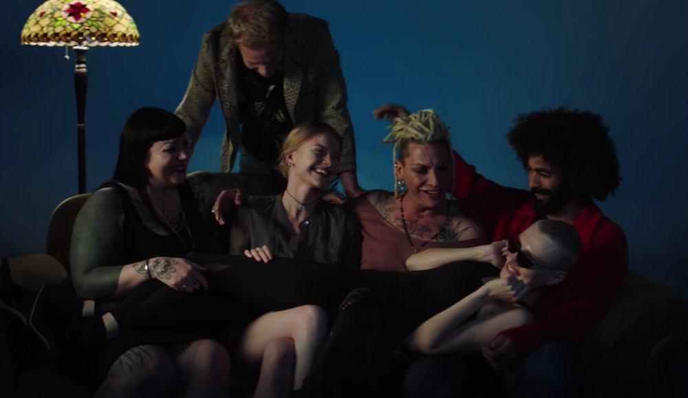 Illustration pour Tsugi Daily&nbsp;: Beautiful Badness reprend le générique de Friends version Black Mirror…