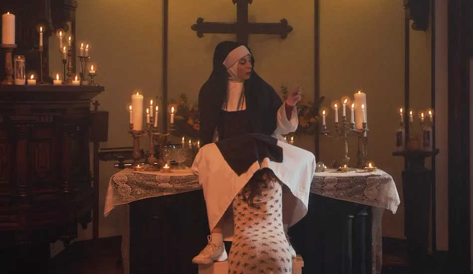 Illustration pour A voir&nbsp;: Therapie Taxi enchaîne péchés et blasphèmes dans le clip de « Avec ta zouz »