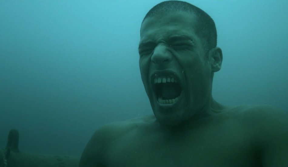 Illustration pour A voir&nbsp;: « Embrace » le clip explosif d&rsquo;Agoria sur la brutalité du cadre militaire