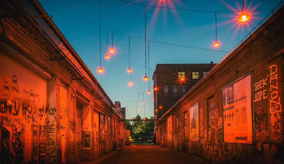 Illustration pour Des clubs berlinois hébergent des sans-abris