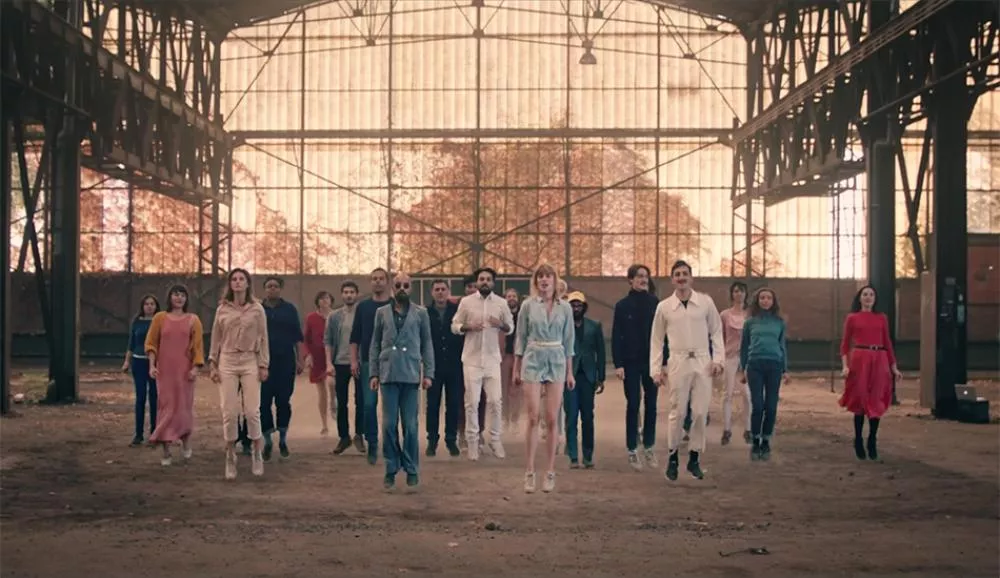 Illustration pour Des inconnus s&rsquo;échangent des secrets dans « Nuggets », le dernier clip de Catastrophe